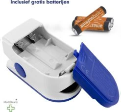 Medi Steady® Saturatiemeter - Blauw - Oximeter - Zuurstofmeter - Saturatiemeter Zuurstofmeter Vinger - Zuurstofmeter Met Hartslagmeter - Saturatiemeter Met Hartslagmeter - Saturatiemeter Best Getest - Saturatie - Saturatiemeters -Inclusief Batterijen -Winkel Voor Thuisgezondheidsmeetapparatuur 1200x1106 1