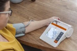 Cresta Care BPM820S Digitale Bovenarm Bloeddrukmeter | Meet Gemiddelde Bloeddruk Over Drie Metingen | XL-manchet 22 - 42 Cm | Opbergvak Voor Manchet | 3 Jaar Garantie -Winkel Voor Thuisgezondheidsmeetapparatuur 1200x794 2