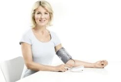 Beurer BM44 - Bloeddrukmeter Bovenarm - XL Display -Winkel Voor Thuisgezondheidsmeetapparatuur 1200x812